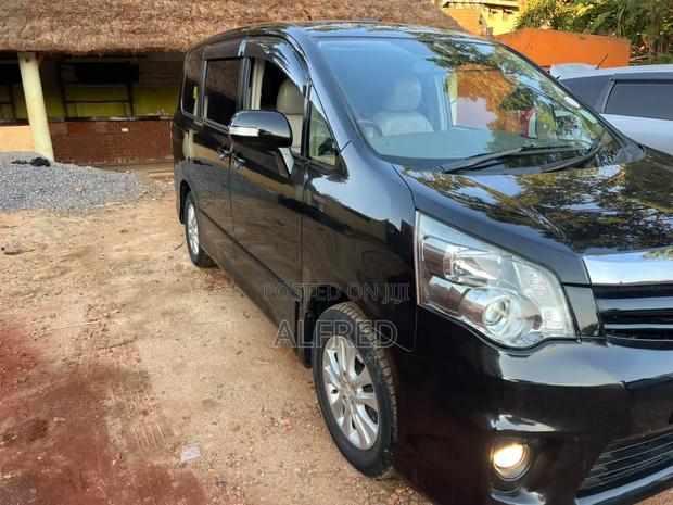 Toyota Noah 2012 Black