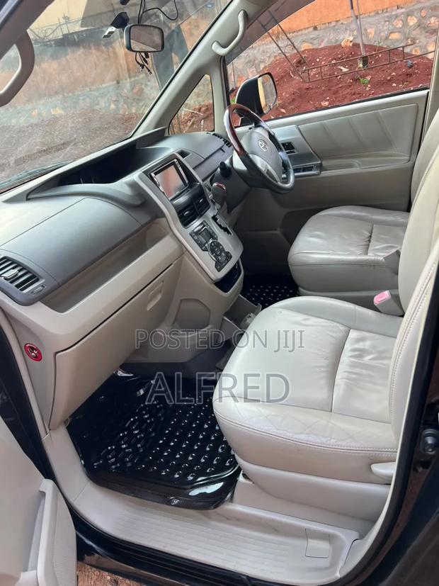 Toyota Noah 2012 Black