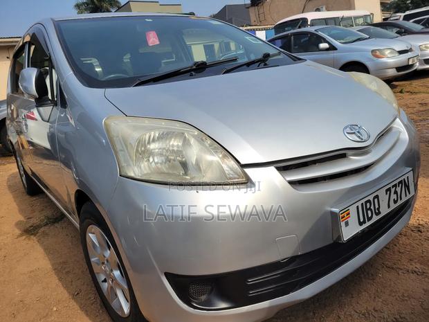 Toyota Passo Sette 1.5 FWD 2010 Silver