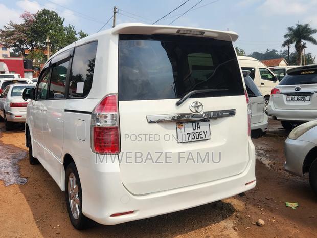 Toyota Noah 2010 White