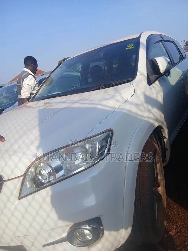 Toyota Vanguard 2013 White