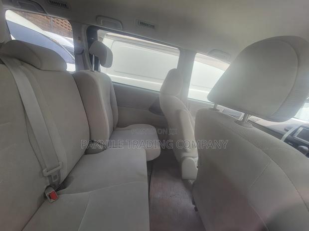 Toyota Noah 2.0 143hp FWD (8 Seater) 2013 White