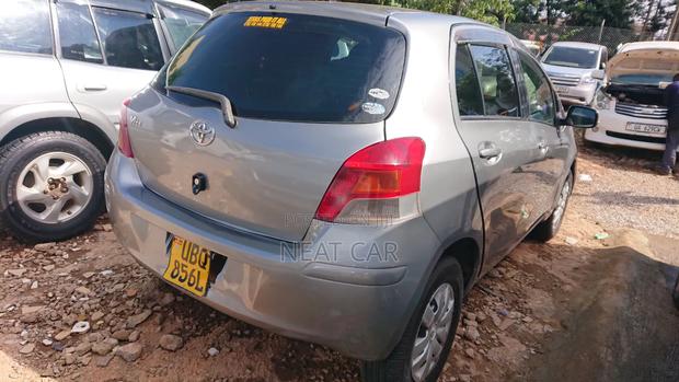 Toyota Vitz 2009 Silver