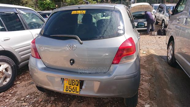 Toyota Vitz 2009 Silver