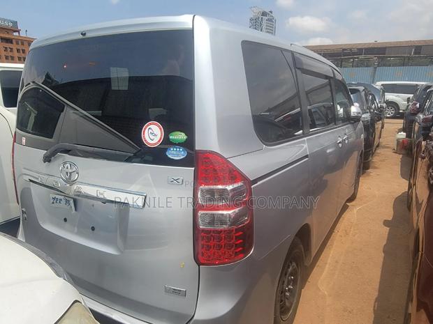 Toyota Noah 2.0 143hp FWD (8 Seater) 2013 Silver