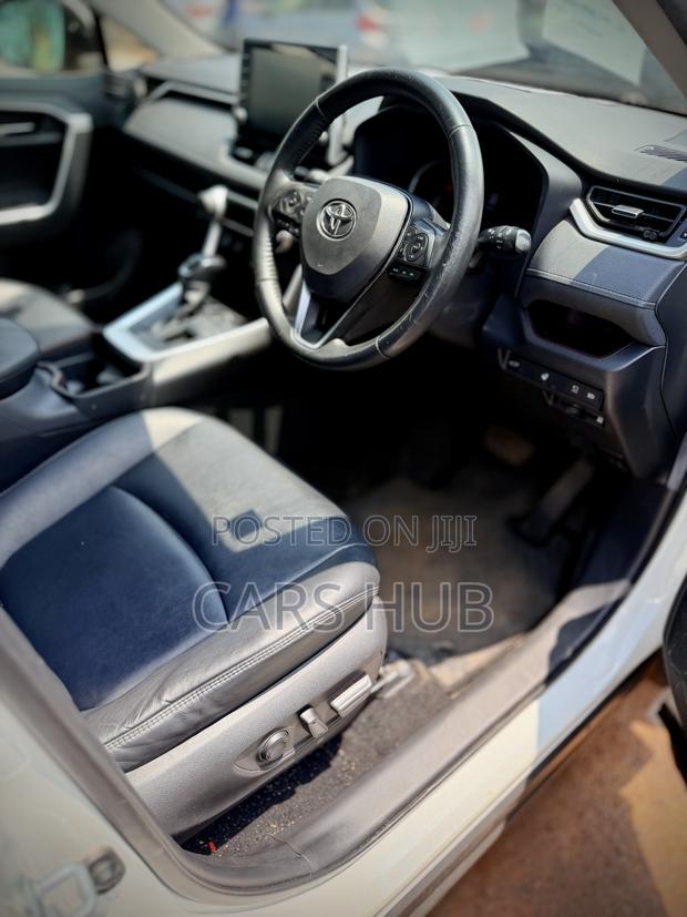 Toyota RAV4 XLE Premium AWD 2020 White
