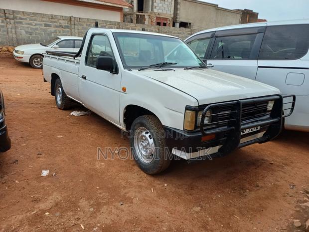 Nissan Pick-Up 1996 White