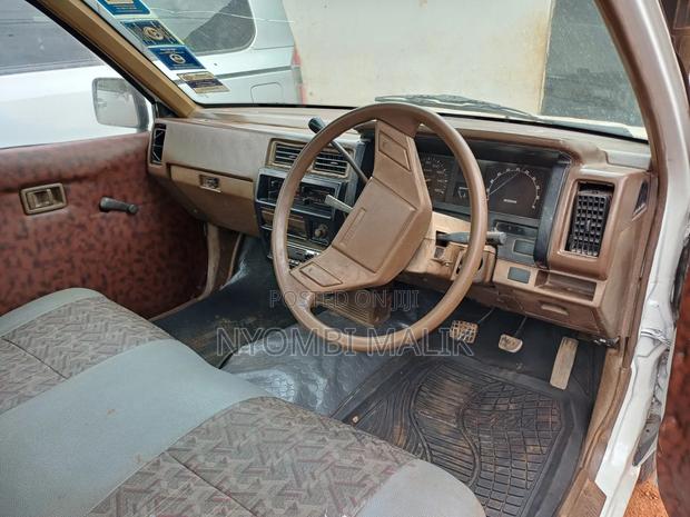 Nissan Pick-Up 1996 White