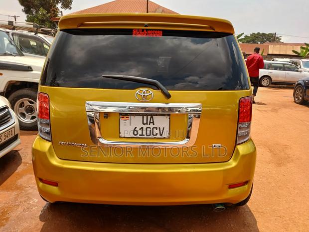Toyota Rumion 2024 Gold