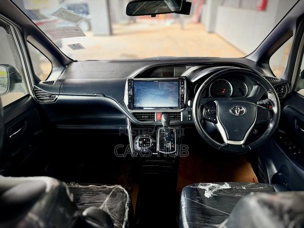 Toyota Noah 2.0 AWD (7 Seater) 2018 Silver