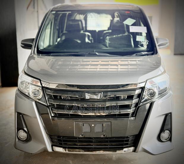 Toyota Noah 2.0 AWD (7 Seater) 2018 Silver