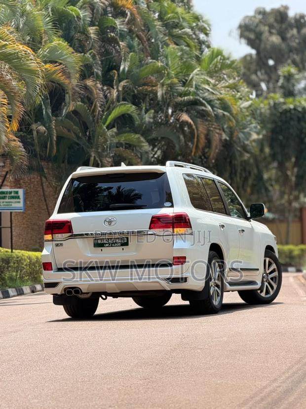 Toyota Land Cruiser 2019 White