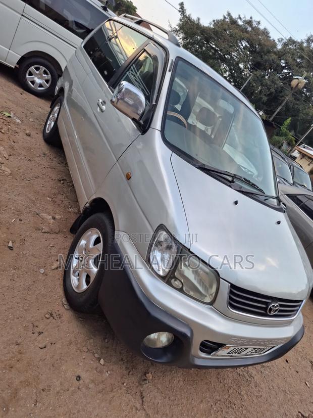 Toyota Noah 2001 Gray