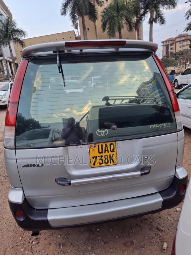Toyota Noah 2001 Gray