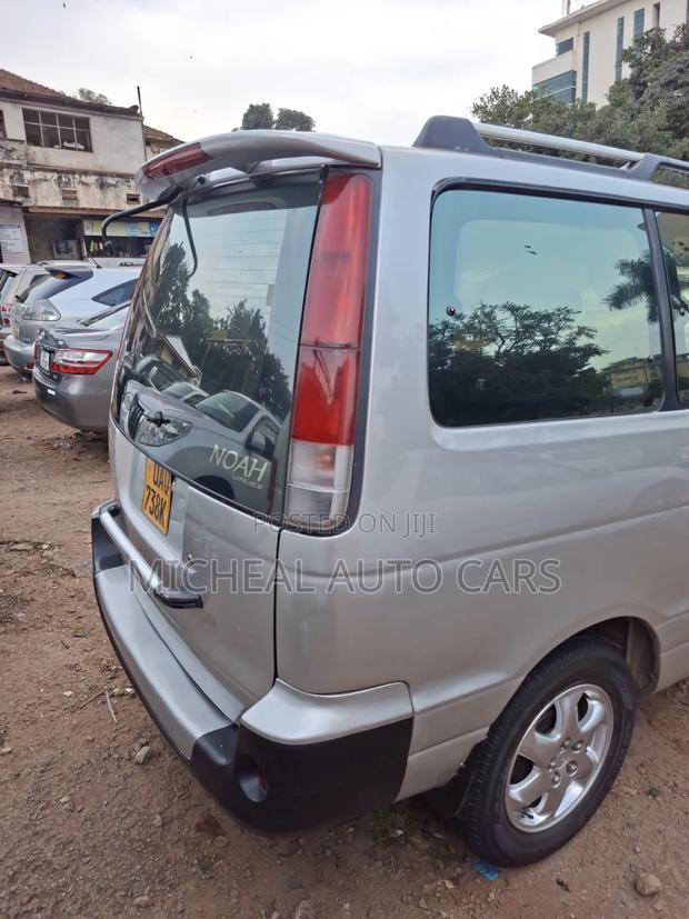 Toyota Noah 2001 Gray