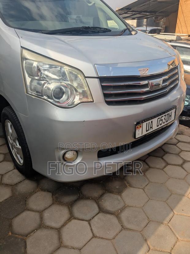Toyota Noah 2012 Silver
