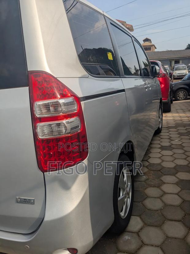 Toyota Noah 2012 Silver