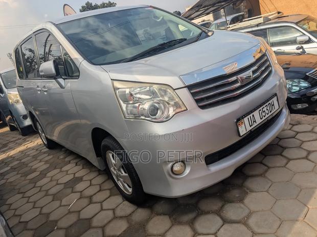 Toyota Noah 2012 Silver