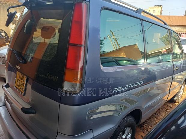 Toyota Noah 2001 Blue