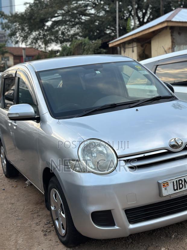 Toyota Sienta 2008 Silver