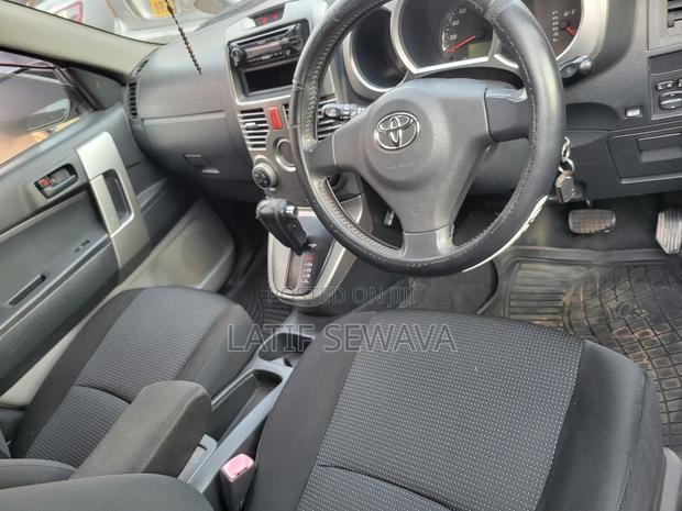Toyota Rush 1.5 AWD 2011 Silver