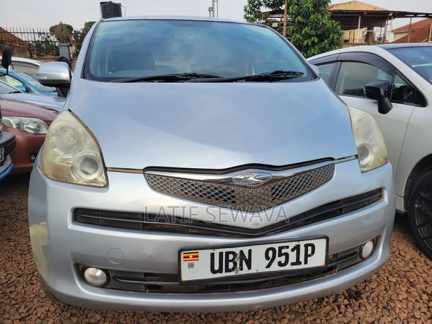 Toyota Ractis 1.5 AWD 2010 Silver