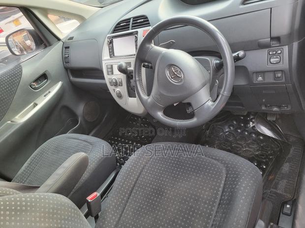 Toyota Ractis 1.5 AWD 2010 Silver