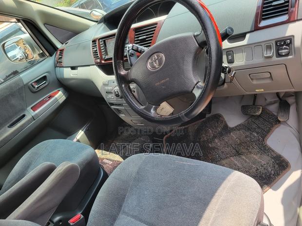 Toyota Noah 2.0 AWD (8 Seater) 2005 Silver