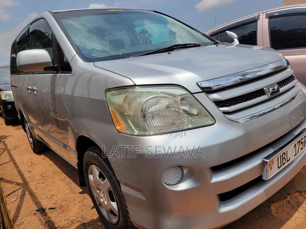 Toyota Noah 2.0 AWD (8 Seater) 2005 Silver