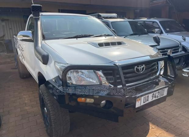 Toyota Hilux 2010 White