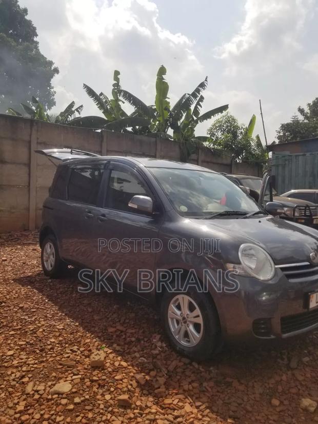 Toyota Sienta 2010 Gray