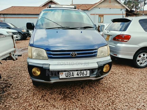 Toyota Noah 2001 Blue