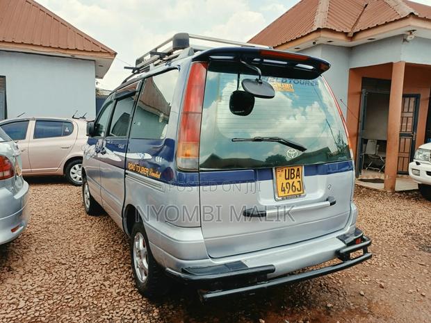 Toyota Noah 2001 Blue