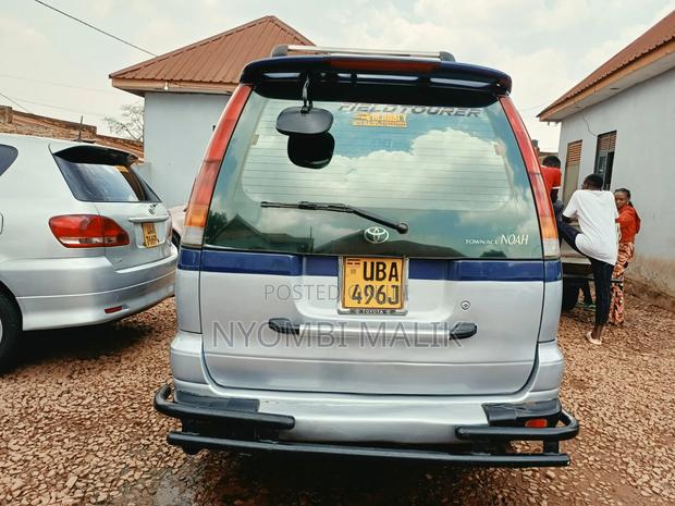 Toyota Noah 2001 Blue