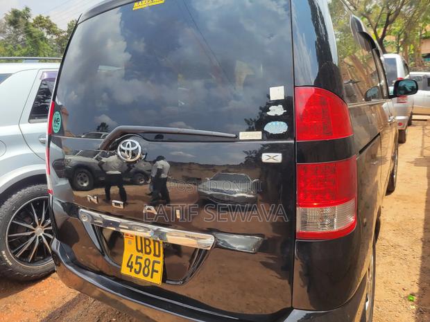 Toyota Noah 2.0 AWD (8 Seater) 2004 Black