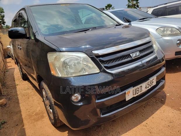 Toyota Noah 2.0 AWD (8 Seater) 2004 Black