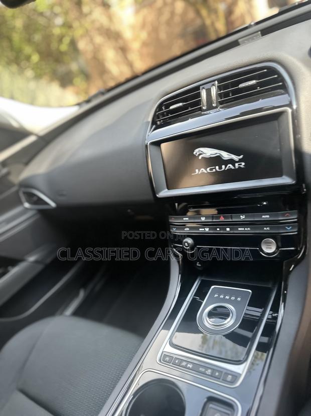 Jaguar F-Pace 20d Premium 2017 White