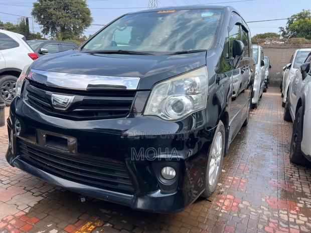 Toyota Noah 2.0 158hp FWD (7 Seater) 2012 White