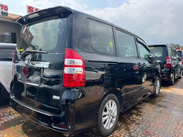 Toyota Noah 2.0 158hp FWD (7 Seater) 2012 White