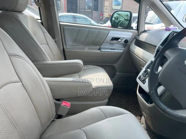 Toyota Noah 2.0 158hp FWD (7 Seater) 2012 White