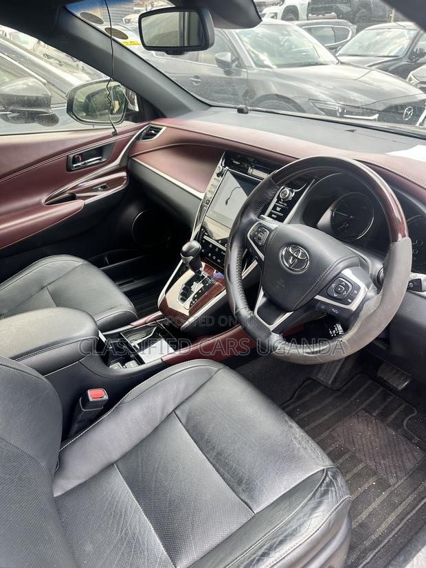 Toyota Harrier 2.0 2017 Black