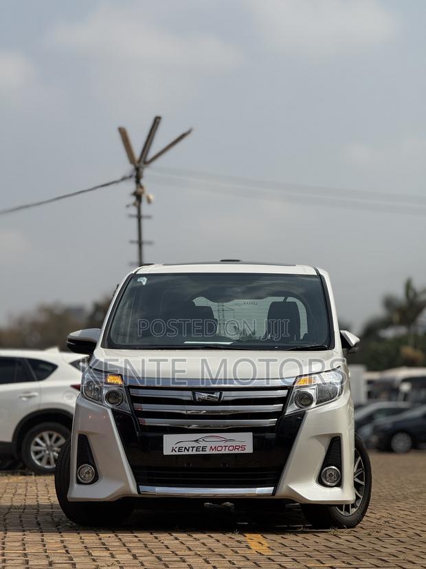 Toyota Noah 2.0 AWD (7 Seater) 2015 White