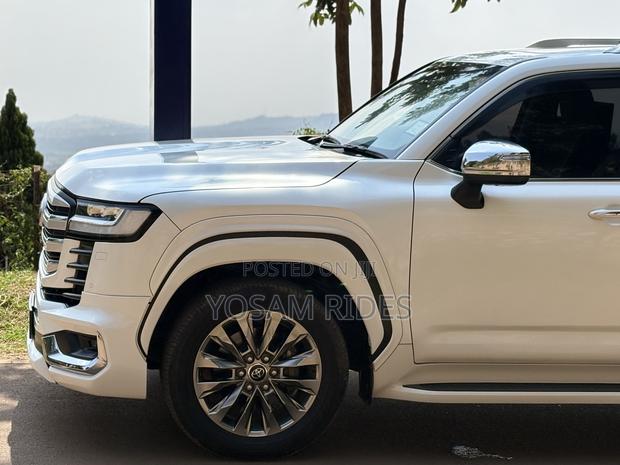 Toyota Land Cruiser LC300 2023 White
