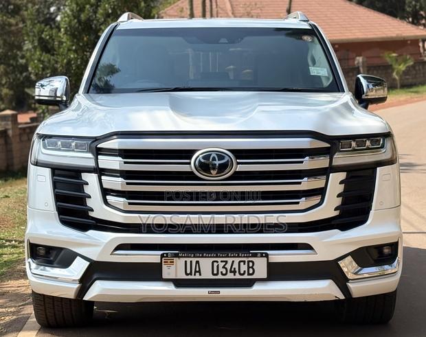 Toyota Land Cruiser LC300 2023 White