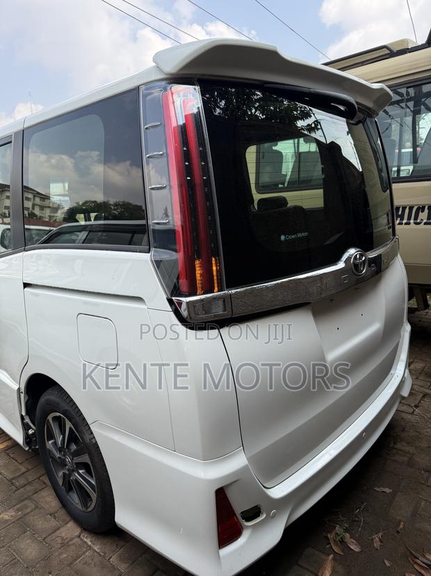 Toyota Noah 2.0 AWD (7 Seater) 2017 White