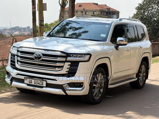 Toyota Land Cruiser LC300 2023 White
