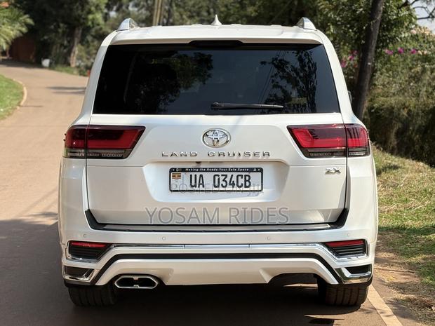 Toyota Land Cruiser LC300 2023 White