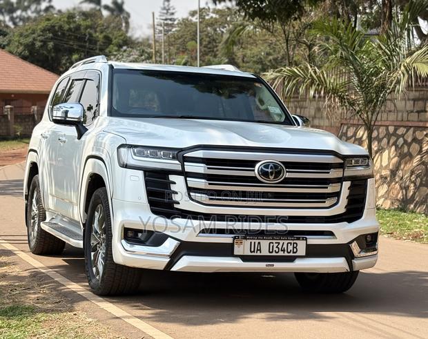 Toyota Land Cruiser LC300 2023 White