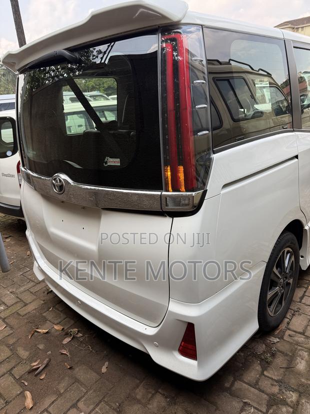 Toyota Noah 2.0 AWD (7 Seater) 2017 White
