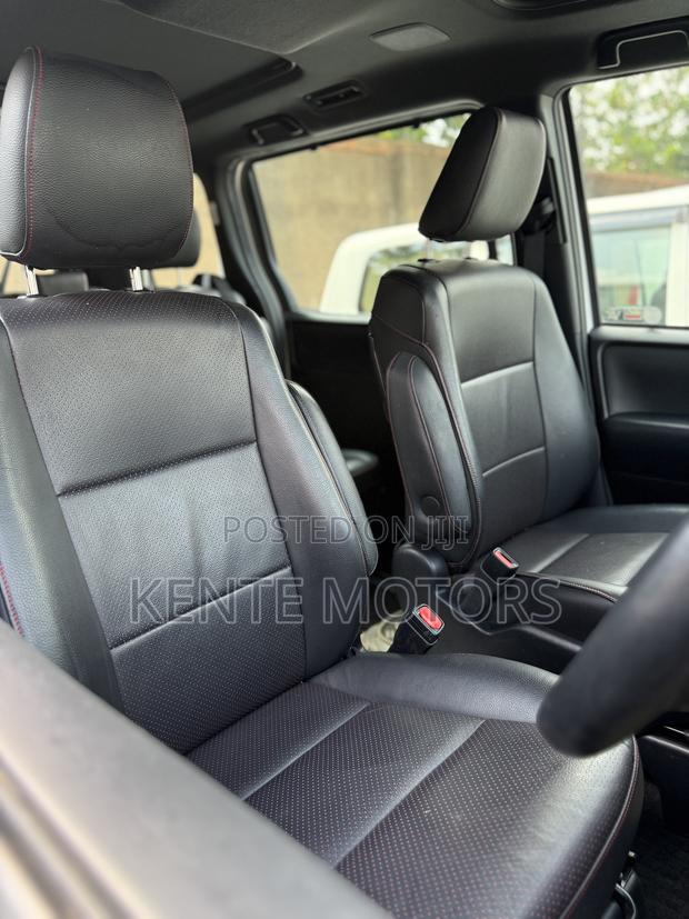 Toyota Noah 2.0 AWD (7 Seater) 2017 White